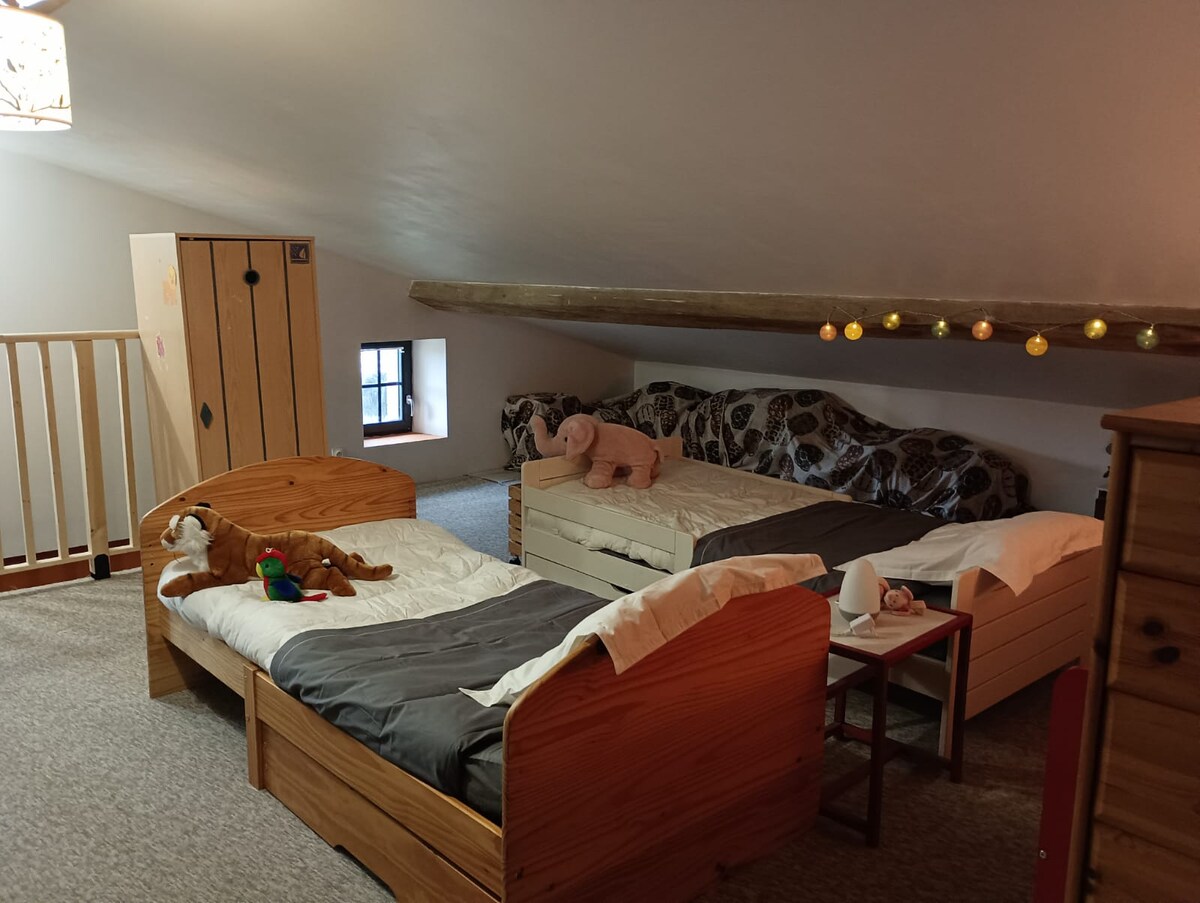 Обща спалня за децата. 3 единични легла и отопление.