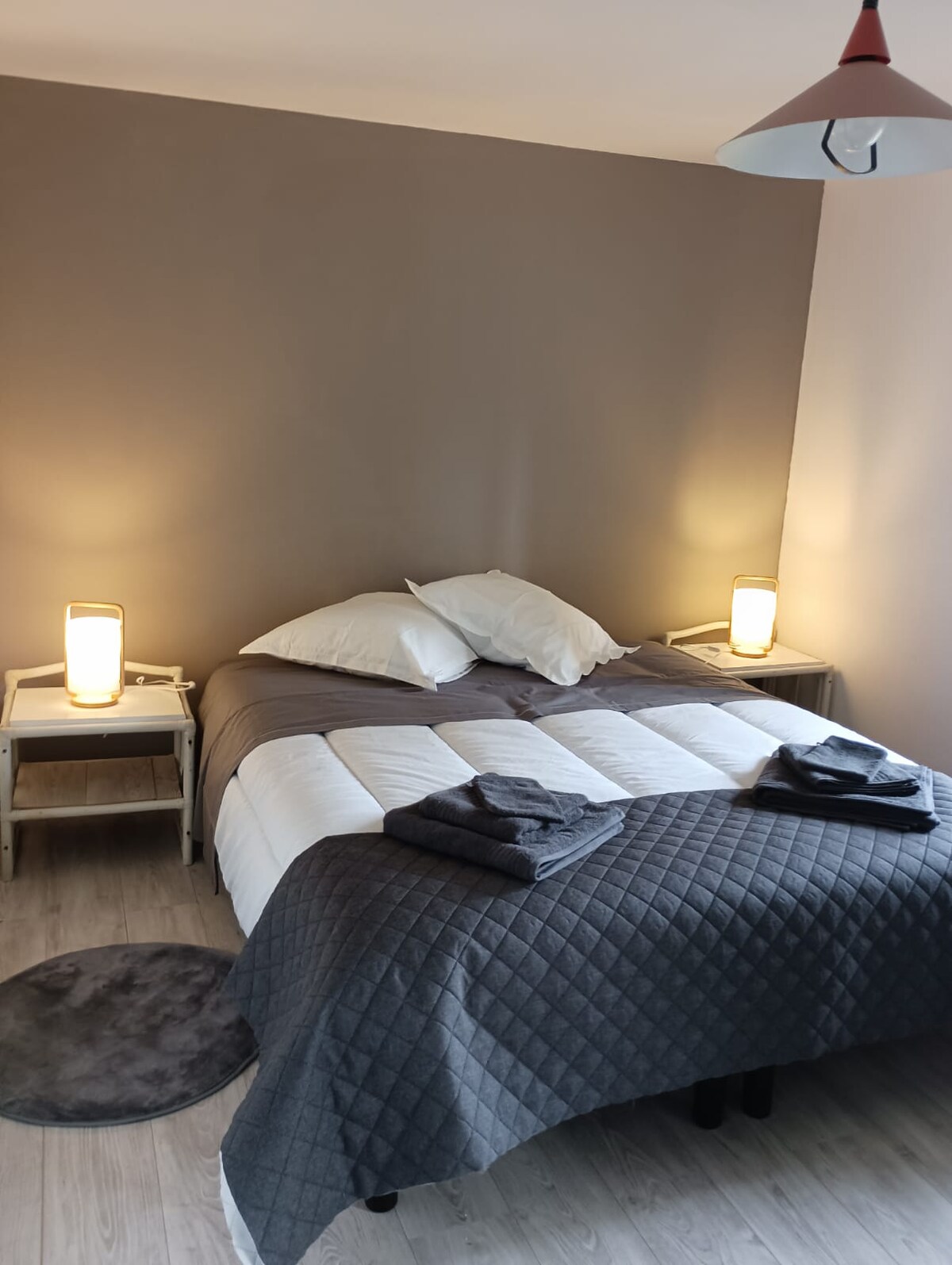 Двойна спалня („сива“ спалня) на първия етаж.