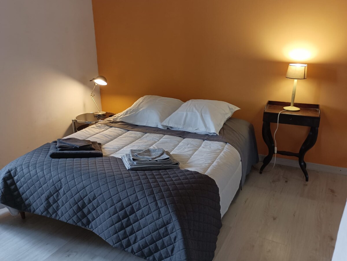 Двойна спалня („жълта“ спалня) на първия етаж.