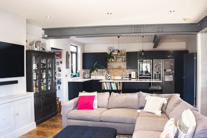 Detached house in Bishopston gallery image 3