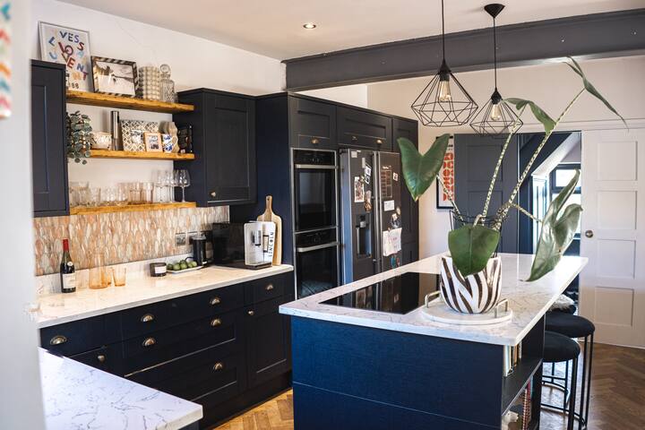 Detached house in Bishopston gallery image 2