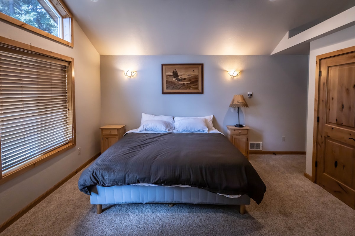 Master bedroom (king bed)