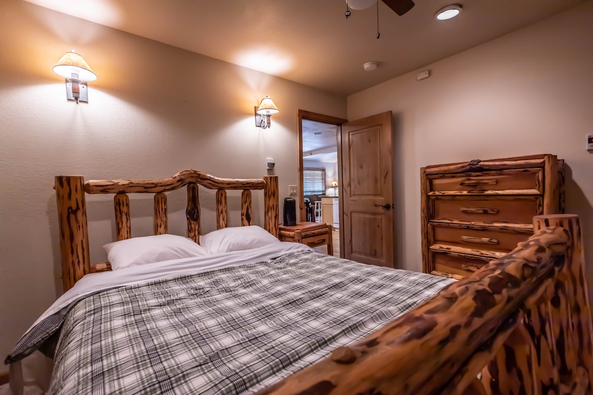 Smaller bedroom (queen bed)