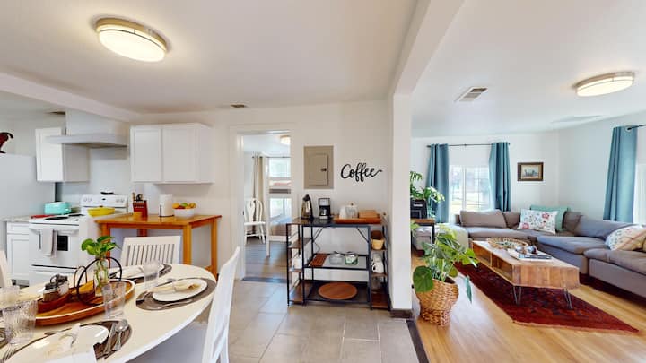 Charming Casita|spacious Yard | Pets + Sleeps 10 - Universal City, TX