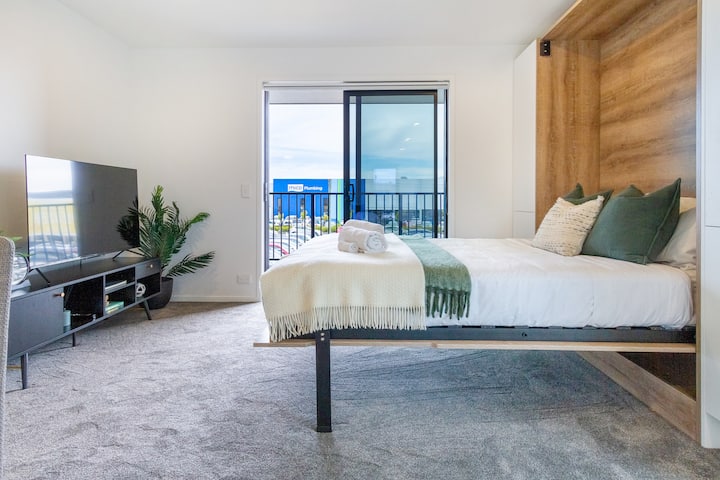 Upper Studio Perfection: 8 Wilmer St. Gem - Christchurch