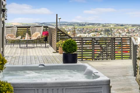 Modern house with jacuzzi.
Kongeparken  Preikestolen