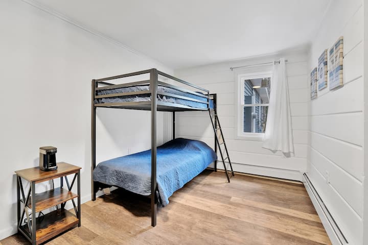 Room #6 - 2 Bunks - Houghton Lake, MI