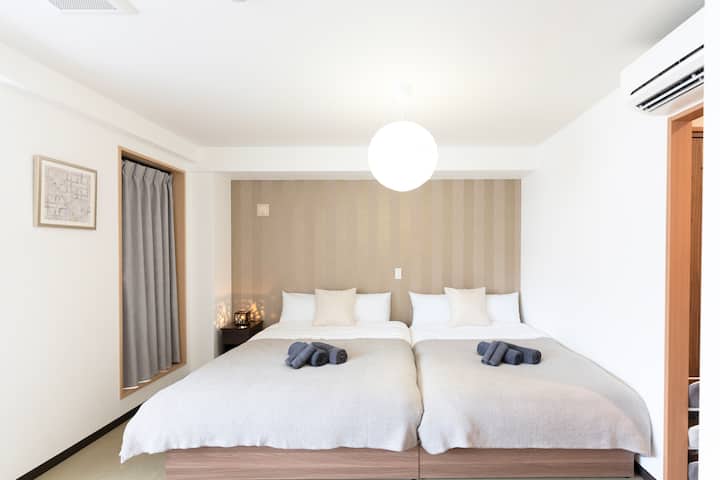 Ka një krevat dopio dhe një krevat gjysmë dopio mbi tapetet tatami.Relaksohu në hapësirën japoneze.

Dil nga dera e majtë e perdes për në verandë.Të gjitha perdet janë të errëta, kështu që mund të flesh deri në mëngjes.