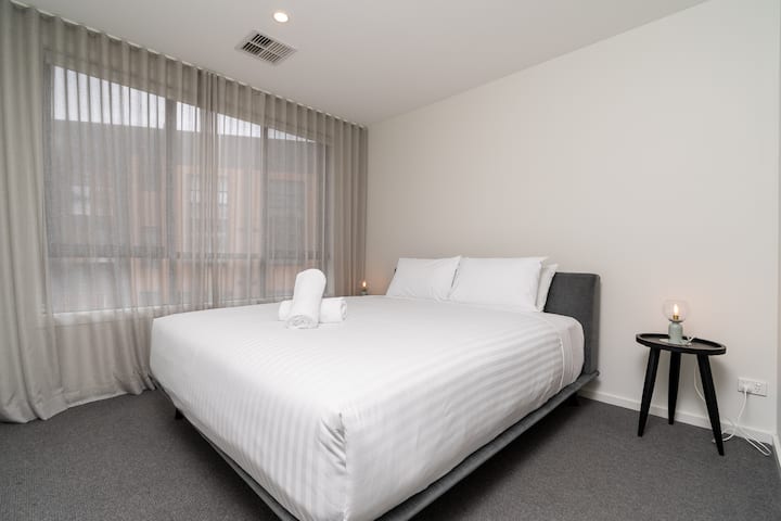 Disfruta de la máxima comodidad en nuestro espacioso dormitorio 1, con una lujosa cama tamaño king con sábanas lavadas profesionalmente. Disfruta de la comodidad y privacidad de tu propio baño privado.