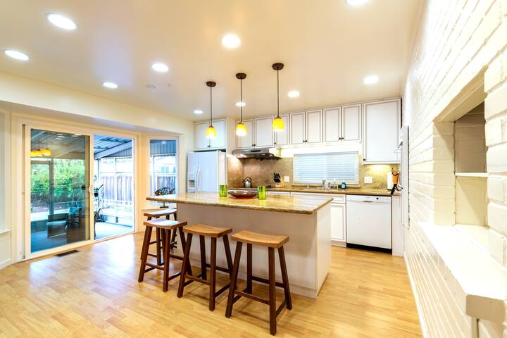 LA: Spacious + Comfortable in Palo Alto-4 bedroom gallery image 2