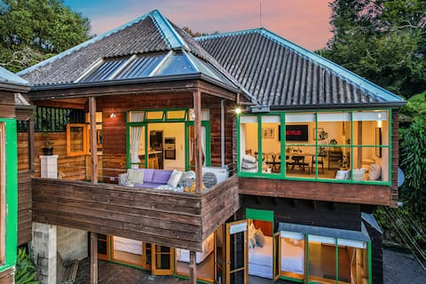 TreeTop Retreat, Central City & Views! -By KOSH