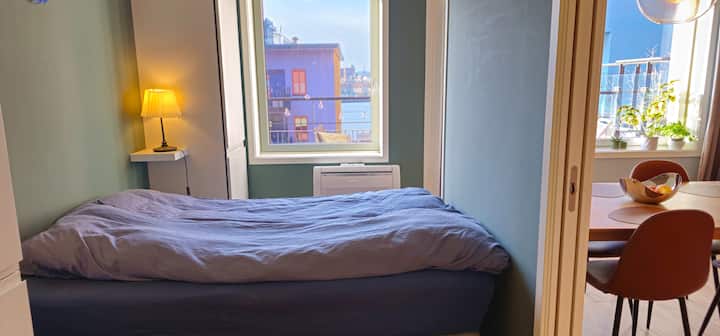 El dormitorio tiene una cama doble y aire acondicionado. 