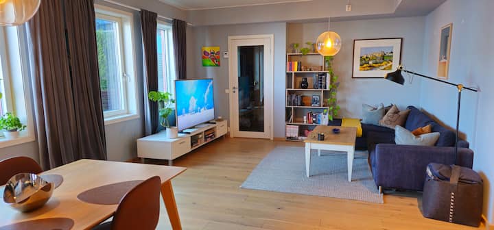 Esta es la sala de estar como se ve desde la cocina. Relájate antes de la Samsung de 65 pulgadas “The Frame” o lee un libro, ¿tal vez? En caso de apuro, el sofá se puede plegar en un sofá cama. 