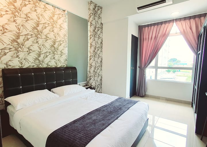 HLAVNÁ IZBA S JEDNOU MANŽELSKOU POSTEĽOU A JEDNOU KÚPEĽŇOU