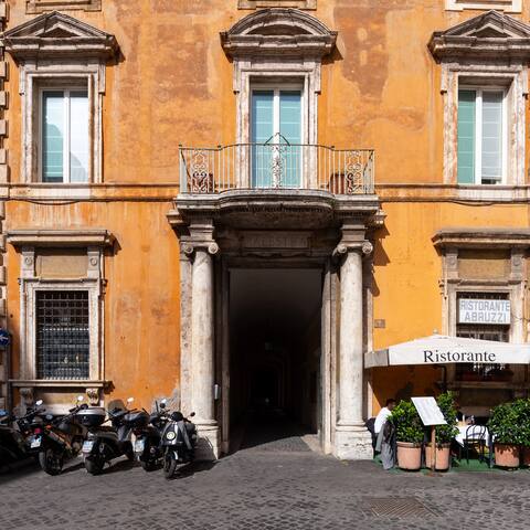 Luxury 3 BDR | Middle of Rome | Papazzurri Palace gallery image 2