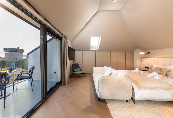 Chumba kikuu cha kulala w/ roshani na mwonekano wa bahari 