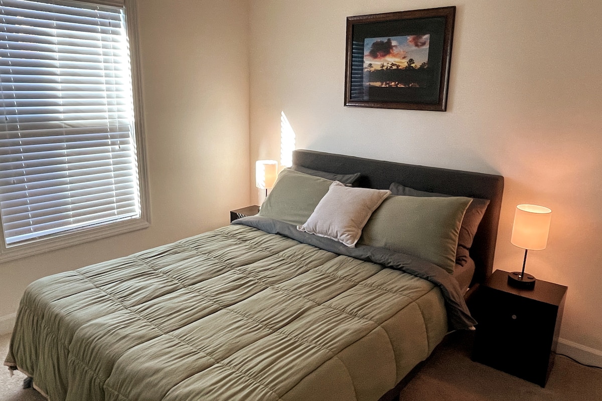 Chumba chako cha kulala chenye starehe kina godoro na mashuka yenye starehe, kabati kubwa, SmartTV na dirisha lenye jua.