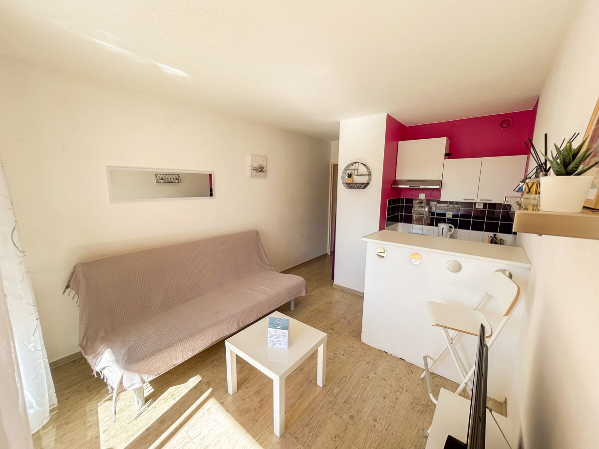 Obývací priestor s rozkladacou pohovkou - garsónka v rezidencii s bazénom v Sanary