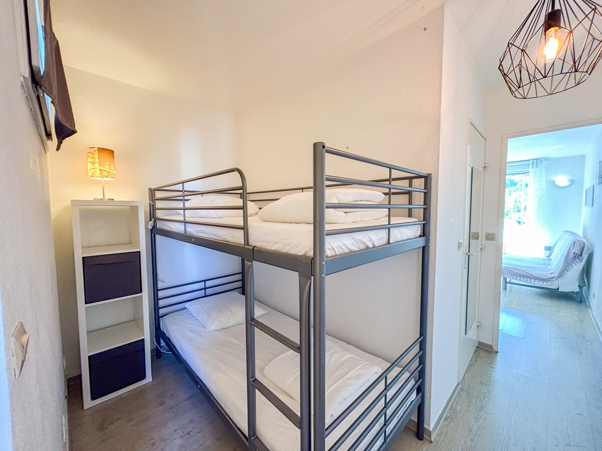 Poschodové postele pri vchode - garsónka v rezidencii s bazénom v Sanary