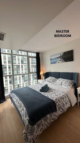 Luxury 2 Bedrooms + Den Condo – Downtown Toronto