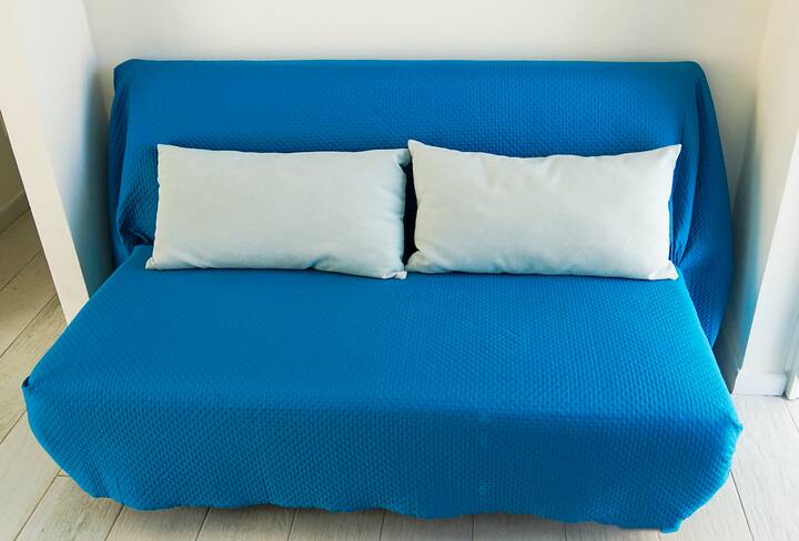 ספה נפתחת. 
במהלך היום, הספה מושלמת למנוחה, לקריאת ספר או לצפייה בטלוויזיה. 

