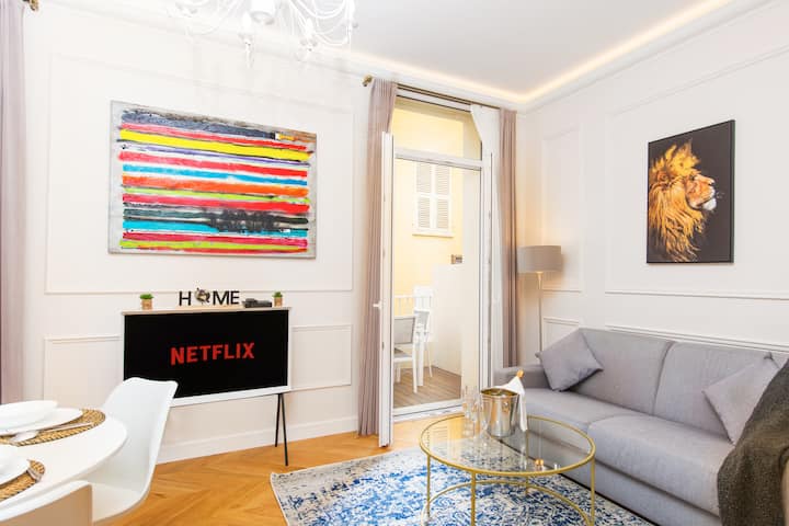 沙发、电视、休息室、用餐区、阳台