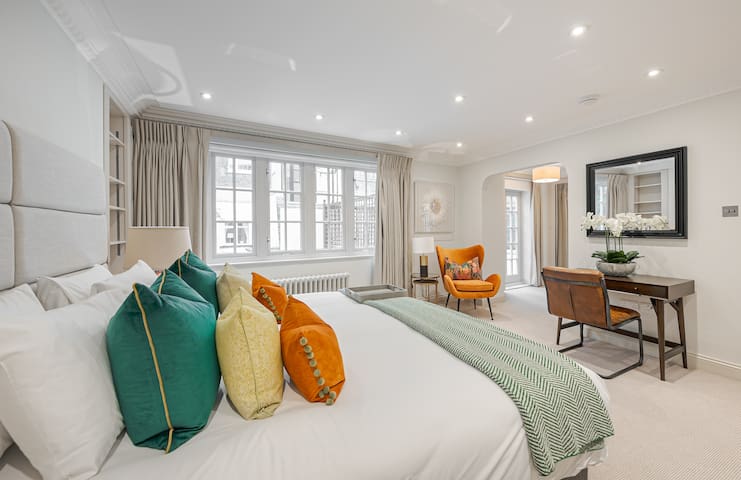 Live the Luxe Life in this gorgeous Belgravia Home gallery image 3