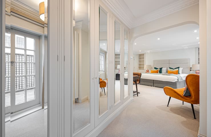 Live the Luxe Life in this gorgeous Belgravia Home gallery image 4