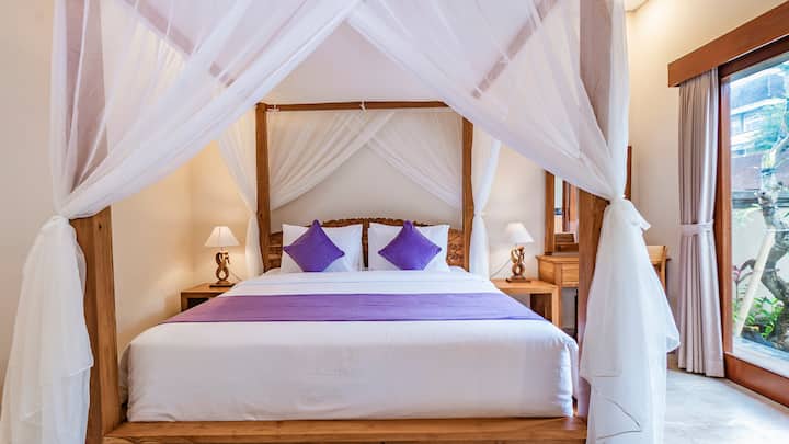 manželská posteľ veľkosti king size so sieťou proti komárom