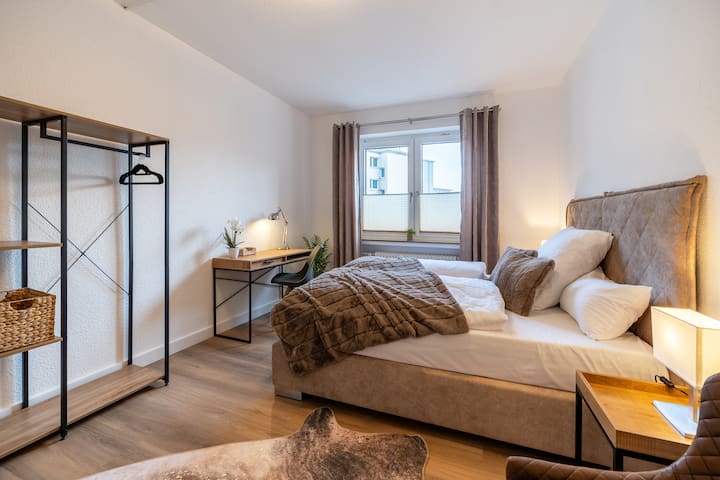 Veliki bračni krevet 180x200 (odvojiv) s kutkom za čitanje i prostorom za rad