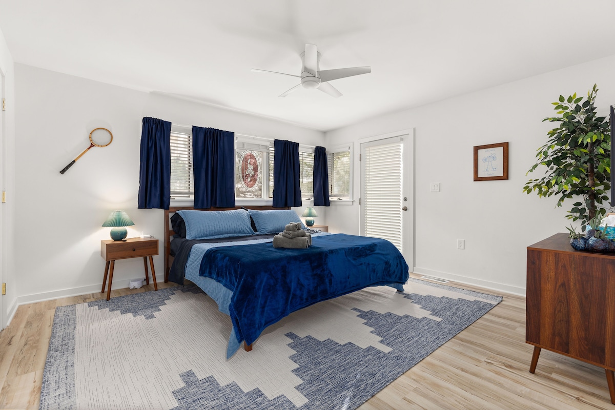 Primarna spavaća soba s bračnim krevetom i vlastitom kupaonicom