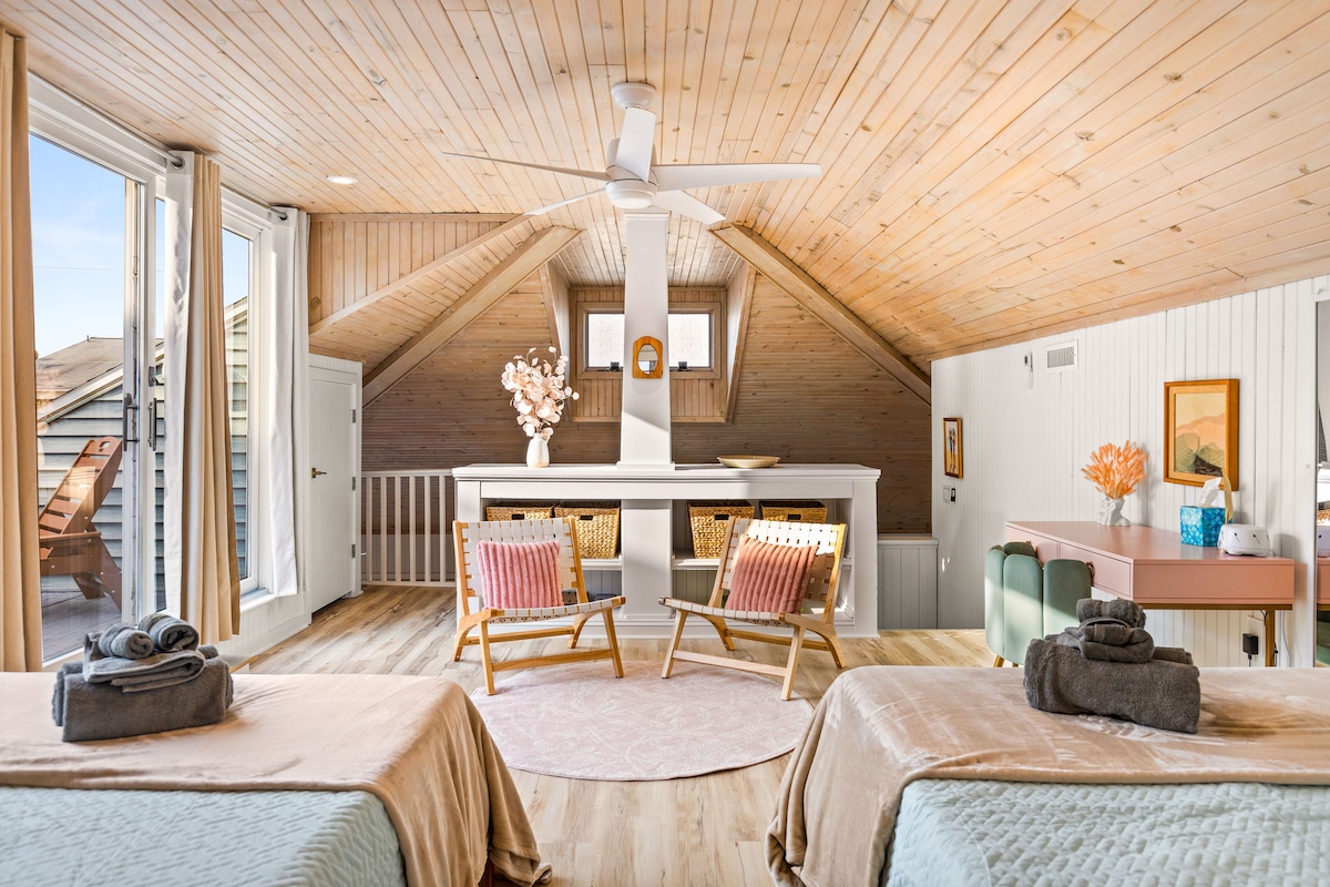 U loftu se nalaze 2 bračna kreveta (160x200), kupaonica s WC-om i privatna terasa.