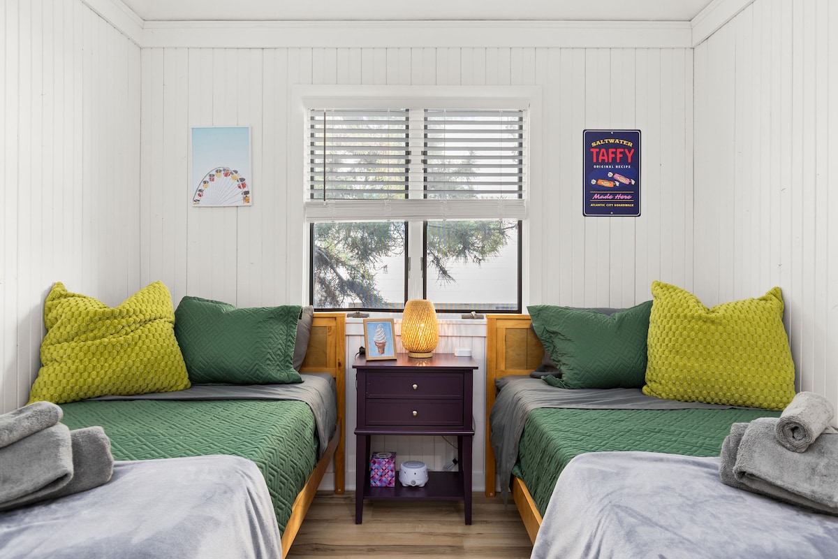 Spavaća soba 4 ima dva odvojena kreveta. Odlična kombinacija za djecu.