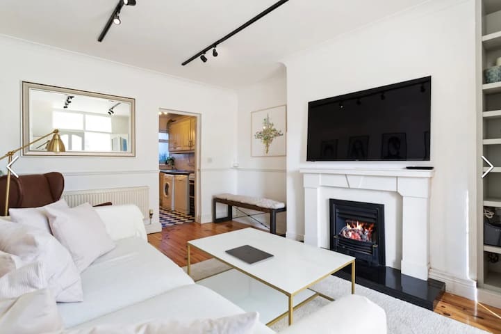 Charming 2 Bed, 3 Bath Terraced House in Dublin 4