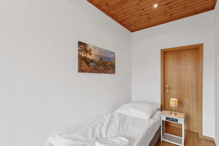 Gezellige slaapkamer voor 2 personen inclusief nachtkastje met oplaadstation en kledingkast. Boxspringbetten 90x200 cm / Gezellige slaapkamer voor 2 personen inclusief nachtkastjes met oplaadstation en kledingkast. Boxspringbedden 90x200 cm