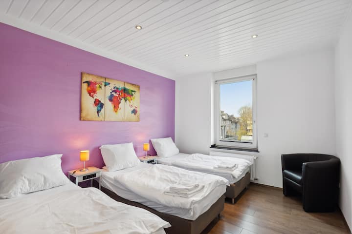 Gezellige slaapkamer voor 3 personen inclusief nachtkastje met oplaadstation en kledingkast. Boxspringbetten 90x200 cm / Gezellige slaapkamer voor 3 personen inclusief nachtkastjes met oplaadstation en kledingkast. Boxspringbedden 90x200 cm