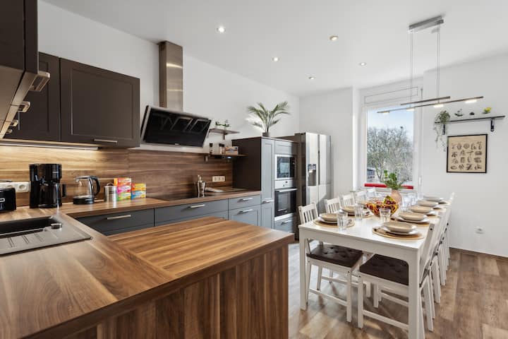 Stylish & Relaxing Penthouse ~ Workspace ~ Parking