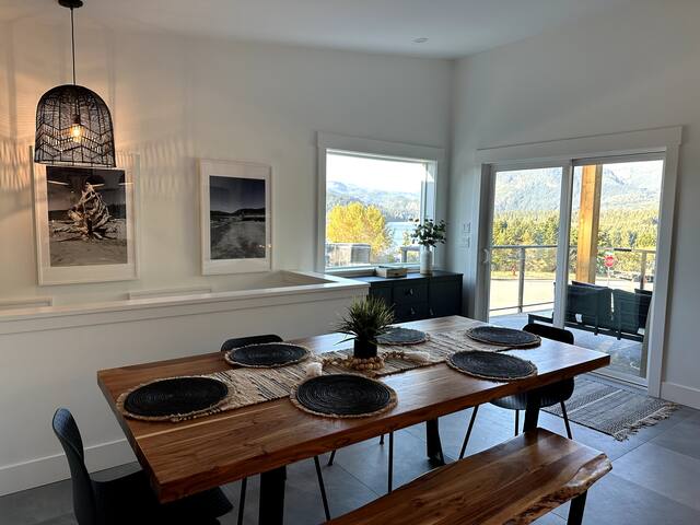 Beachview Retreats – Suite A + B w/ Hot tub & View gallery image 5