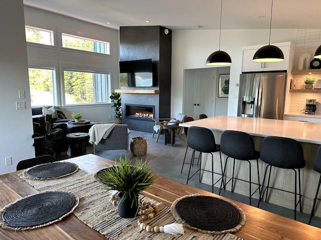 Beachview Retreats – Suite A + B w/ Hot tub & View