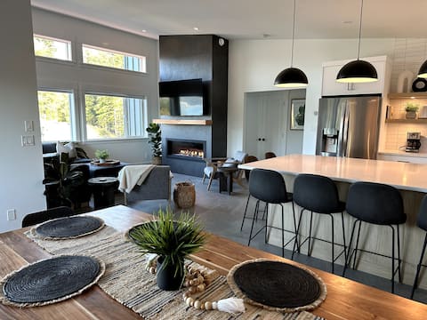 Beachview Retreats - Suite A + B w/ Hot tub & View