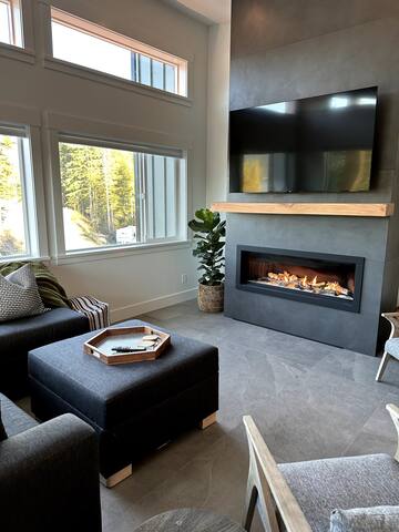 Beachview Retreats – Suite A + B w/ Hot tub & View gallery image 3