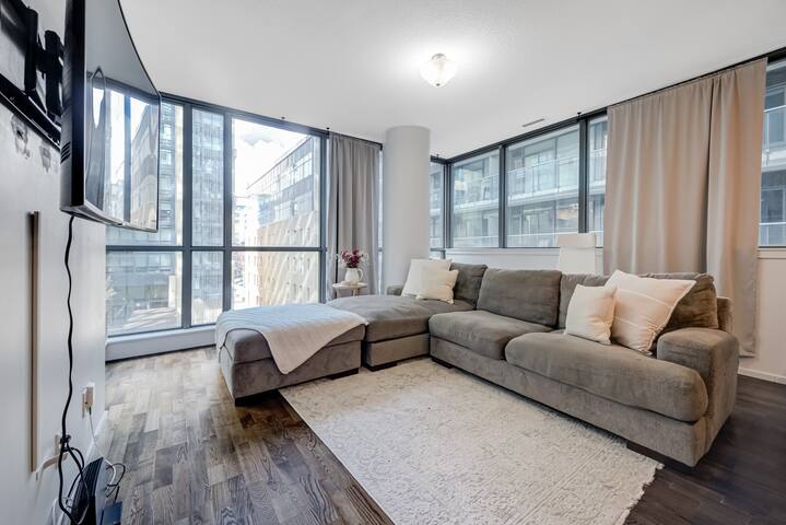 Entire Condo, 2 bed/2 bath, Prestigious location