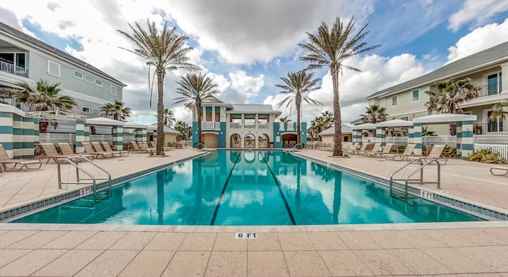 Large Top Floor-lake Views-walk To Beach-pets! - Palm Coast, FL