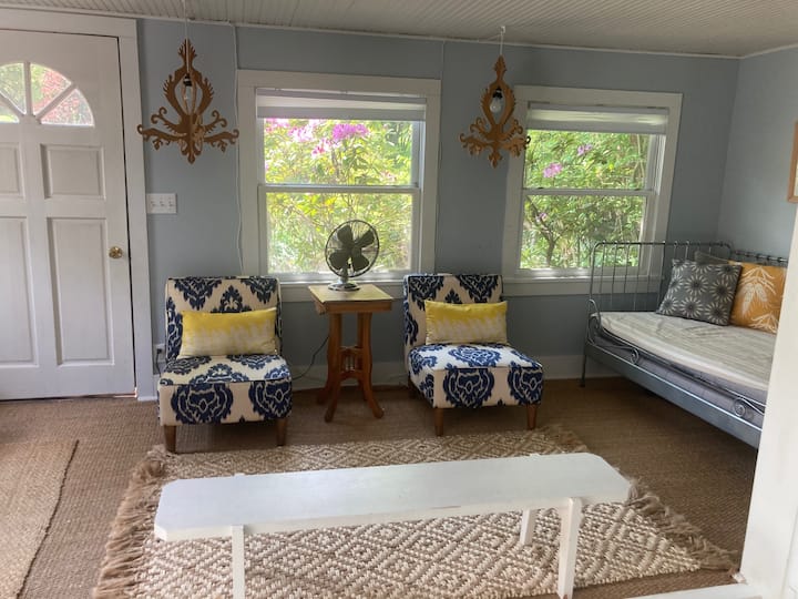 en bas du porche avant avec banquette-lit -- se transforme en espace de couchage avec portes coulissantes de grange.