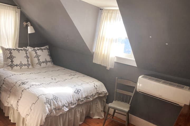 2e chambre avec lit Queen Size et surmatelas à mémoire de forme
