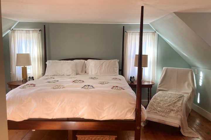 Chambre principale avec lit King Size et surmatelas à mémoire de forme