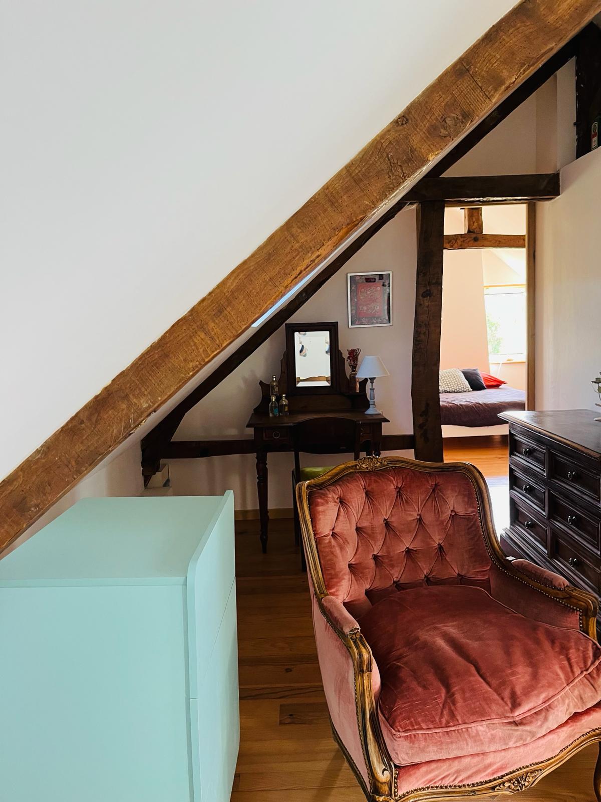 Dhoma "Apolline": një krevat për dy persona dhe një tavolinë pune. Hyrje në banjë dhe në dhomën tjetër të gjumit. 