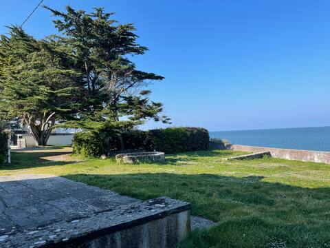 Beach house on the seafront for 11 “Barr Avel”