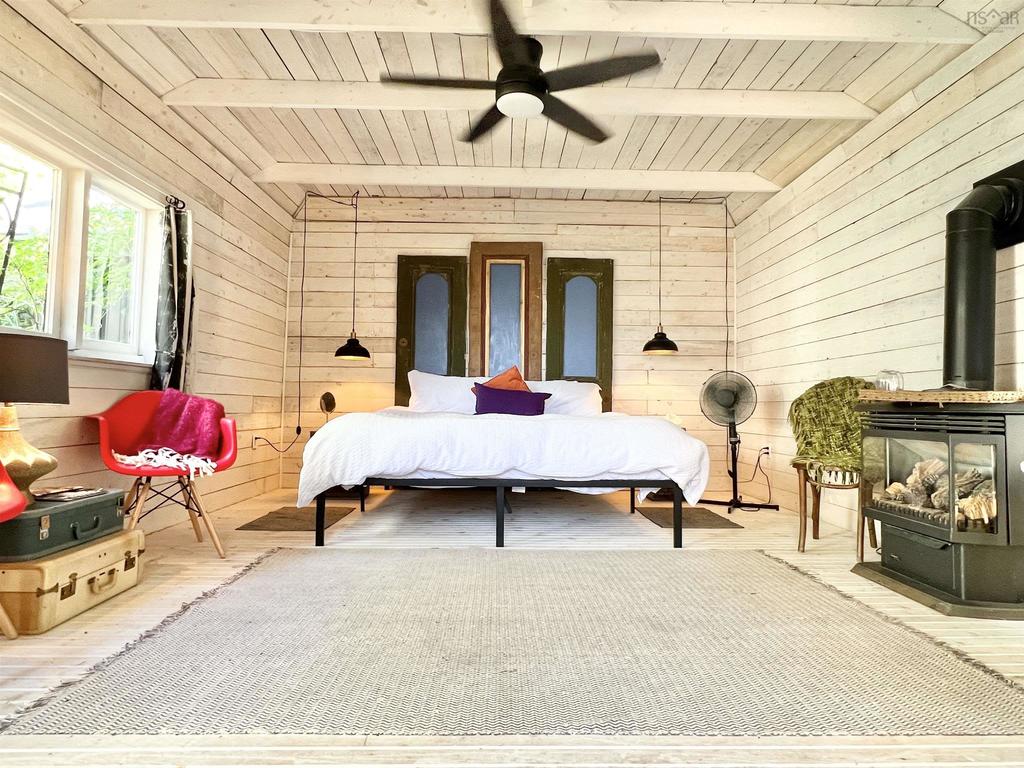 The Locust & Starr Inn The Bath House King Bed Guesthouses for Rent in Wolfville, Nova