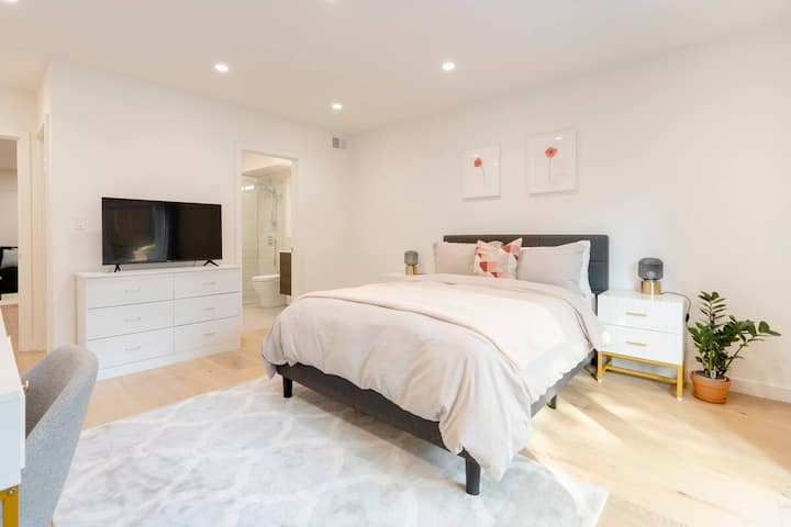 La chambre principale comprend un lit Queen Size, un bureau, une télévision intelligente et une salle de bain rénovée.
